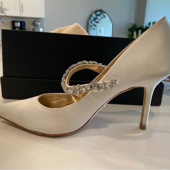 Badgley Mischka Theory Pump in Soft White - Picture 13 of 14